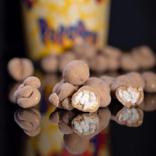 Máte rádi popcorn?😉 A co karamelizovaný popcorn?🙄😋 Co třeba karamelizovaný popcorn v karamelizované čokoládě?😂⠀ ⠀ Dopřejte...