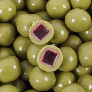 💫 Odhalte novou chuťovou výzvu! 🍓✨🍃⠀ ⠀ V naší čokoládovně jsme propojili lahodné červené ovoce s jedinečnou ruby...